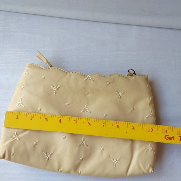 Vintage Holiday Fair Yellow Vinyl Eyelet Floral Envelope Removable Strap Purse - Picture 9 of 10
